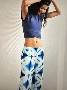 FREE PEOPLE MOVEMENT HOTSHOT CROSSOVER PRINTE BLUE SET. NWOT.